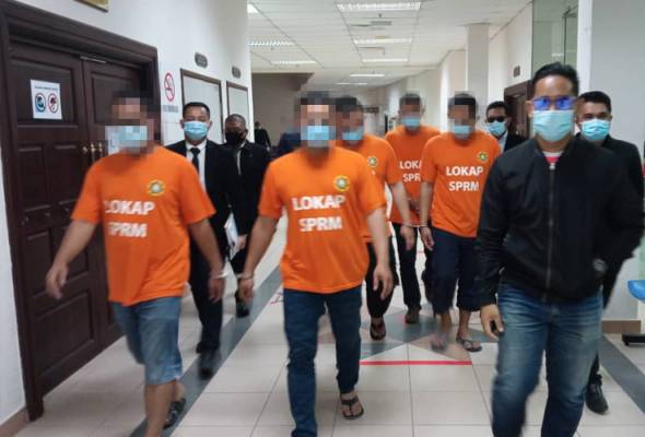 Anggota polis direman lima hari, minta RM1,000 daripada pasangan kekasih berdua-duaan dalam kereta Anggota polis direman lima hari, minta RM1,000 daripada pasangan kekasih berdua-duaan dalam kereta