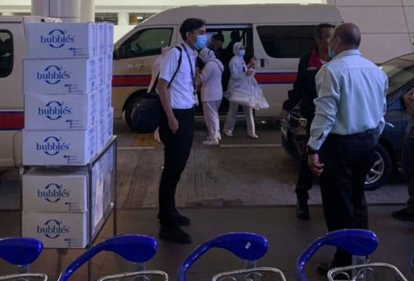 Saringan COVID-19 di KLIA sesak: KKM tambah petugas, peralatan Saringan COVID-19 di KLIA sesak: KKM tambah petugas, peralatan