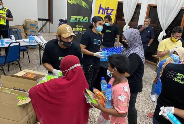 Astro Radio salur bantuan kepada mangsa banjir di PPS Kelab Sultan Sulaiman Astro Radio salur bantuan kepada mangsa banjir di PPS Kelab Sultan Sulaiman