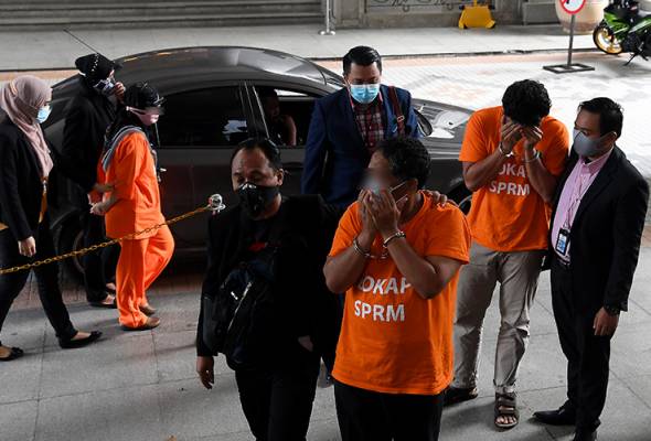 Four-day remand for three family members over alleged bribery Four-day remand for three family members over alleged bribery