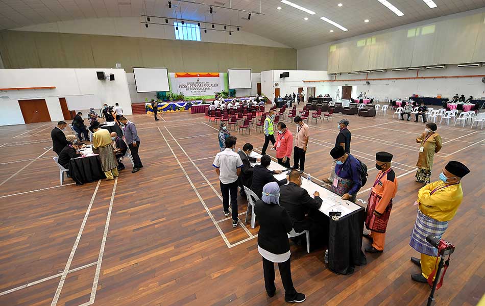 Pilihan Raya Negeri Sabah: Calon-calon mendaftarkan diri di N.23 Petagas di Dewan Sri Putatan, Kota Kinabalu. Pilihan Raya Negeri Sabah: Calon-calon mendaftarkan diri di N.23 Petagas di Dewan Sri Putatan, Kota Kinabalu.