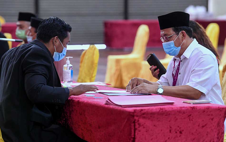 Calon Parti Warisan Sabah (Warisan) Plus bagi kerusi Dewan Undangan Negeri Sulaman Datuk Aliasgar Basri (kanan) ketika mengemukakan borang pencalonan bagi Pilihan Raya Negeri Sabah. Calon Parti Warisan Sabah (Warisan) Plus bagi kerusi Dewan Undangan Negeri Sulaman Datuk Aliasgar Basri (kanan) ketika mengemukakan borang pencalonan bagi Pilihan Raya Negeri Sabah.