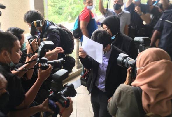 Timbalan pengarah syarikat didakwa sebabkan pemberi maklumat dipecat Timbalan pengarah syarikat didakwa sebabkan pemberi maklumat dipecat