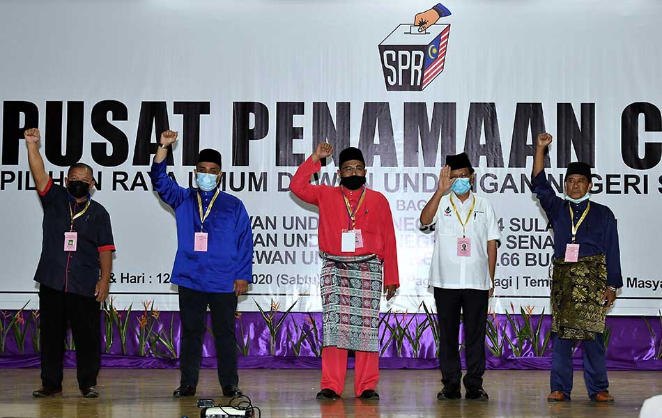 Proses penamaan calon di Dewan Undangan Negeri (DUN) Senallang yang menyaksikan perlawanan lima penjuru melibatkan Presiden Warisan Datuk Seri Mohd Shafie Apdal, calon Perikatan Nasional dari Parti Pribumi Bersatu Norazman Utoh Nain (tengah), Mohammad Ramzan Abdul Wahab (dua, kiri) dari USNO, Madjalis Lais (kiri) dari Parti Cinta Sabah dan Ahmad Datu Ali Alam (kanan) dari Parti Perpaduan Rakyat Sabah (PPRS). Proses penamaan calon di Dewan Undangan Negeri (DUN) Senallang yang menyaksikan perlawanan lima penjuru melibatkan Presiden Warisan Datuk Seri Mohd Shafie Apdal, calon Perikatan Nasional dari Parti Pribumi Bersatu Norazman Utoh Nain (tengah), Mohammad Ramzan Abdul Wahab (dua, kiri) dari USNO, Madjalis Lais (kiri) dari Parti Cinta Sabah dan Ahmad Datu Ali Alam (kanan) dari Parti Perpaduan Rakyat Sabah (PPRS).