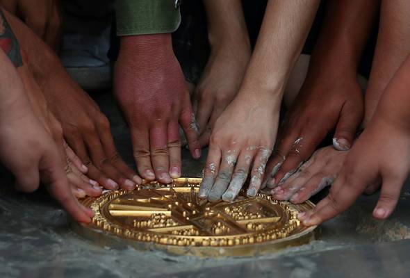 Plak pro-demokrasi Thailand hilang sehari selepas dipasang Plak pro-demokrasi Thailand hilang sehari selepas dipasang
