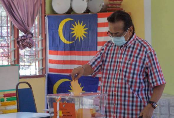 Musa Aman selesai mengundi di DUN Sungai Manila Musa Aman selesai mengundi di DUN Sungai Manila