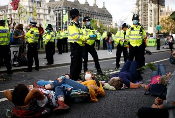 Polis London tahan 90 penunjuk perasaan Polis London tahan 90 penunjuk perasaan