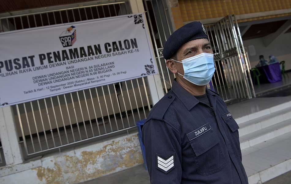 Anggota polis, Sarjan Zulkifli Mustafa berkawal di hadapan Pusat Penamaan Calon Pilihan Raya Negeri (PRN) Sabah bagi Dewan Undangan Negeri (DUN) Sulabayan, DUN Senallang dan DUN Bugaya di Dewan Masyarakat Semporna. Anggota polis, Sarjan Zulkifli Mustafa berkawal di hadapan Pusat Penamaan Calon Pilihan Raya Negeri (PRN) Sabah bagi Dewan Undangan Negeri (DUN) Sulabayan, DUN Senallang dan DUN Bugaya di Dewan Masyarakat Semporna.