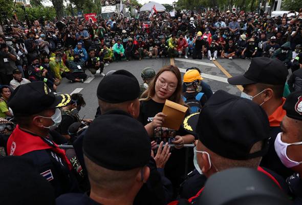 Lebih 20,000 sertai protes bersejarah tuntut reformasi monarki Lebih 20,000 sertai protes bersejarah tuntut reformasi monarki