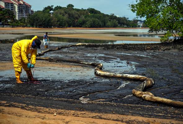 Pelbagai agensi terlibat operasi pembersihan tumpah minyak di Tanjung Tuan Pelbagai agensi terlibat operasi pembersihan tumpah minyak di Tanjung Tuan