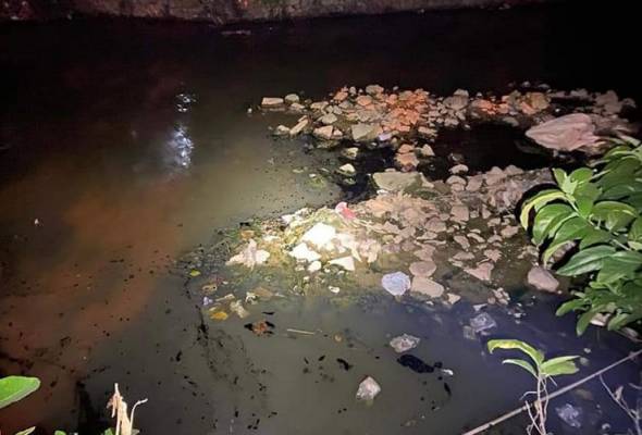 Polis terima laporan pencemaran bau di alur sungai, disyaki sabotaj Polis terima laporan pencemaran bau di alur sungai, disyaki sabotaj
