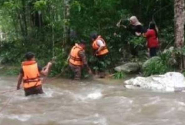 Bomba selamatkan tujuh pengunjung terkandas di Air Terjun Telaga Tujuh Bomba selamatkan tujuh pengunjung terkandas di Air Terjun Telaga Tujuh