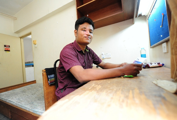 Ibu sanggup redah hujan 50km hantar anak daftar di USM Ibu sanggup redah hujan 50km hantar anak daftar di USM