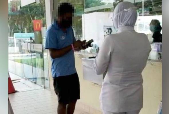 Polis kenal pasti lelaki gelang merah jambu di stesen minyak Polis kenal pasti lelaki gelang merah jambu di stesen minyak