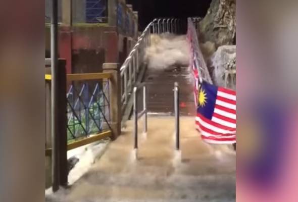 Sungai melimpah, Taman Rekreasi Gua Kelam ditutup Sungai melimpah, Taman Rekreasi Gua Kelam ditutup
