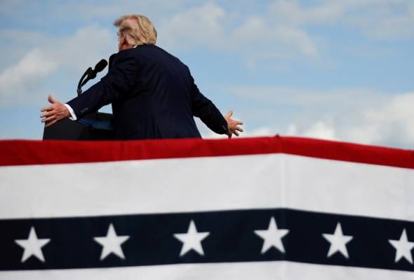 Trump, Biden berperang di kaca televisyen Trump, Biden berperang di kaca televisyen