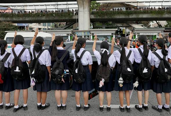 Protes Thailand: Dua pemimpin gerakan pelajar ditahan semula, pelajar kemuka petisyen Protes Thailand: Dua pemimpin gerakan pelajar ditahan semula, pelajar kemuka petisyen