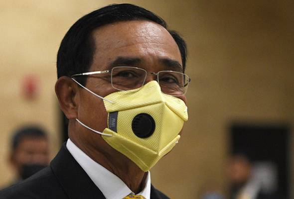 Prayuth berdepan tekanan sejak beberapa minggu lalu oleh penunjuk perasaan yang menganggap beliau sebagai perdana menteri tidak sah. Prayuth berdepan tekanan sejak beberapa minggu lalu oleh penunjuk perasaan yang menganggap beliau sebagai perdana menteri tidak sah.