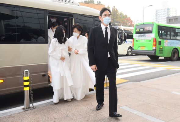 Funeral send-off held for late Samsung chairman Lee Kun-hee