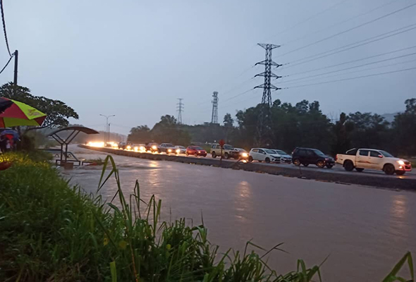 Banjir Tuaran: Pusat operasi dibuka, penduduk gesa pembesaran parit dipercepat Banjir Tuaran: Pusat operasi dibuka, penduduk gesa pembesaran parit dipercepat