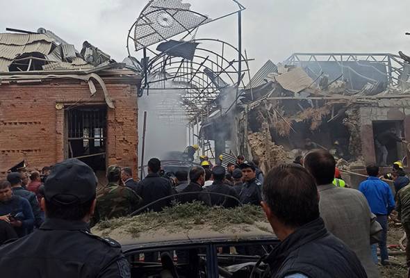 Tentera Armenia serang Ganja, bandar kedua terbesar di Azerbaijan Tentera Armenia serang Ganja, bandar kedua terbesar di Azerbaijan
