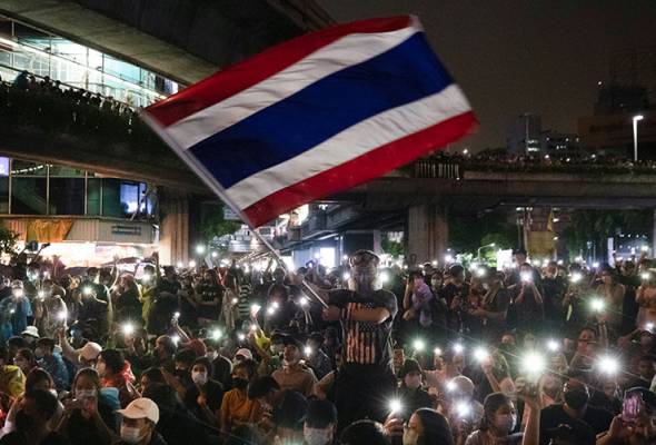 Pembangkang Thailand kelar lengan semasa sesi khas Parlimen Pembangkang Thailand kelar lengan semasa sesi khas Parlimen