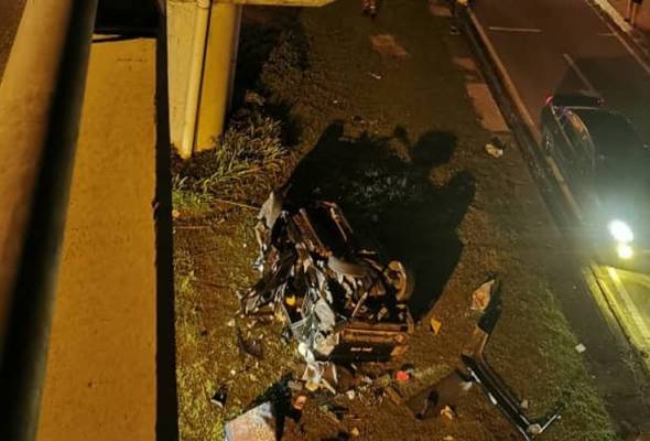 Suami maut, isteri parah, kenderaan terbabas jatuh dari jejambat Suami maut, isteri parah, kenderaan terbabas jatuh dari jejambat
