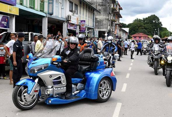 Abang Johari cipta rekod tunggang motosikal lebih 100KM Abang Johari cipta rekod tunggang motosikal lebih 100KM