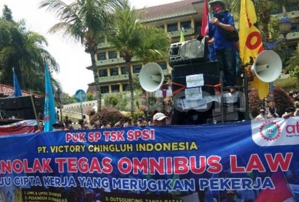 COVID-19: Demonstrasi bantah undang-undang tenaga kerja dibimbangi burukkan penularan di Indonesia COVID-19: Demonstrasi bantah undang-undang tenaga kerja dibimbangi burukkan penularan di Indonesia