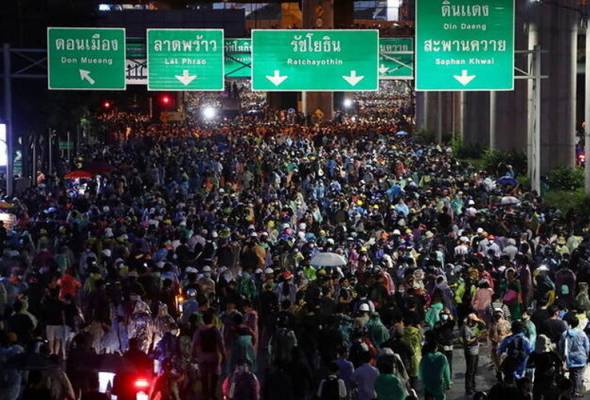 Ribuan penunjuk perasaan berkumpul di Bangkok meskipun pengangkutan awam dihentikan seketika Ribuan penunjuk perasaan berkumpul di Bangkok meskipun pengangkutan awam dihentikan seketika