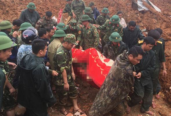 Hujan lebat berterusan akibatkan tanah runtuh di Vietnam, 22 anggota tentera tertimbus Hujan lebat berterusan akibatkan tanah runtuh di Vietnam, 22 anggota tentera tertimbus