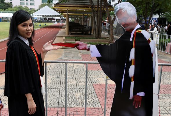 Student protesters set up life-size cardboard cutouts of historian Somsak Jeamteerasakul and former diplomat Pavin Chachavalpongpun. Student protesters set up life-size cardboard cutouts of historian Somsak Jeamteerasakul and former diplomat Pavin Chachavalpongpun.