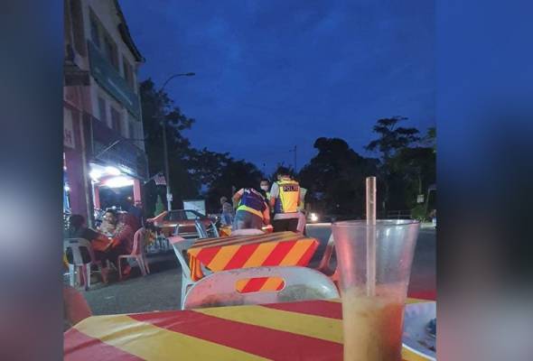 Lelaki bergelang merah jambu ditahan ketika makan di restoran di Rawang Lelaki bergelang merah jambu ditahan ketika makan di restoran di Rawang