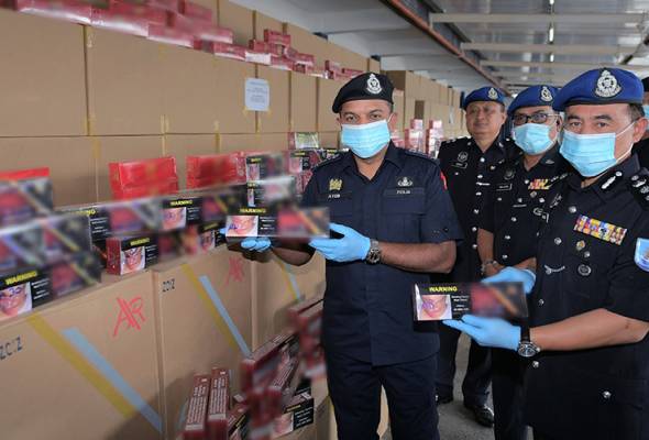 Polis rampas rokok seludup, kenderaan bernilai RM6.66 juta Polis rampas rokok seludup, kenderaan bernilai RM6.66 juta