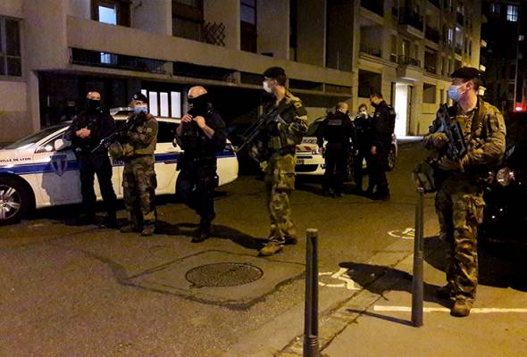 Paderi ditembak di luar gereja Lyon dua hari selepas serangan di Nice Paderi ditembak di luar gereja Lyon dua hari selepas serangan di Nice