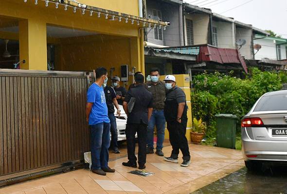 Senior customs officer gets bullets in threat letter
