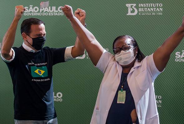 Nurse first in Brazil to get COVID-19 vaccine