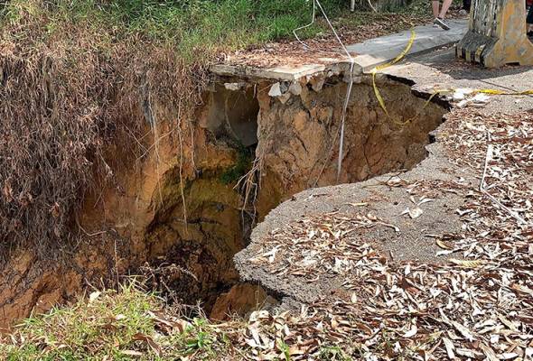 Penduduk Pangsapuri Bimbang Tebing Runtuh Jejaskan Struktur Bangunan Astro Awani