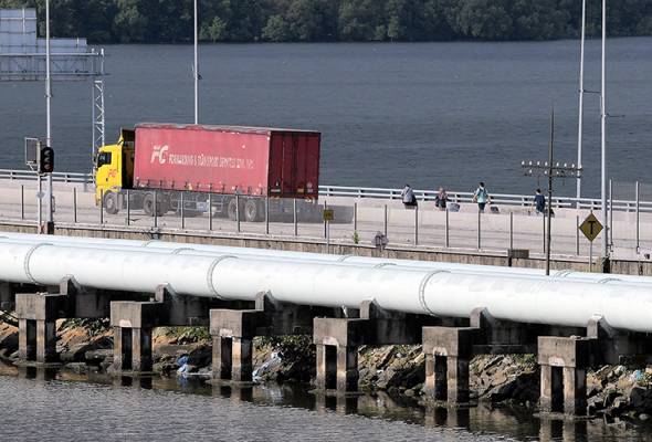 Vaksin Covid 19 Pemandu Lori Kargo Malaysia Terima Sijil Imunisasi Selepas Disuntik Di Singapura Astro Awani