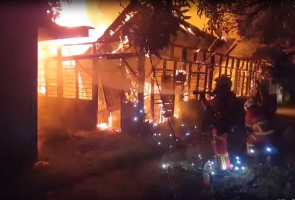 Dugaan Menjelang Aidilfitri Rumah Dijilat Api Lima Keluarga Tinggal Sehelai Sepinggang Astro Awani