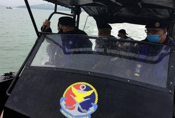 Three fishermen rescued after boat capsizes at Pantai Sanglang waters