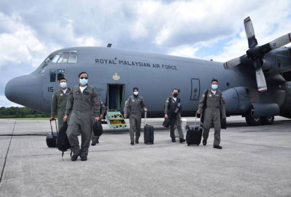 Kuih Di Dada Langit Pengalaman Berbuka Di Dalam Pesawat Tentera Astro Awani