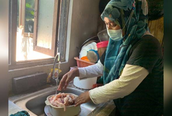Kulit ayam jadi lauk keluarga Yusmaliana, JKM bantu ringankan beban