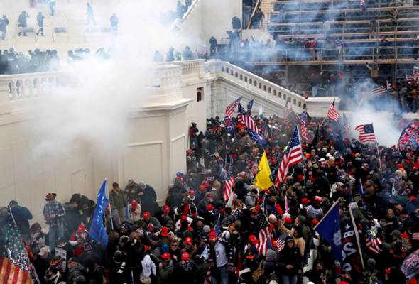 Florida group charged with attack on police during U.S. Capitol riot