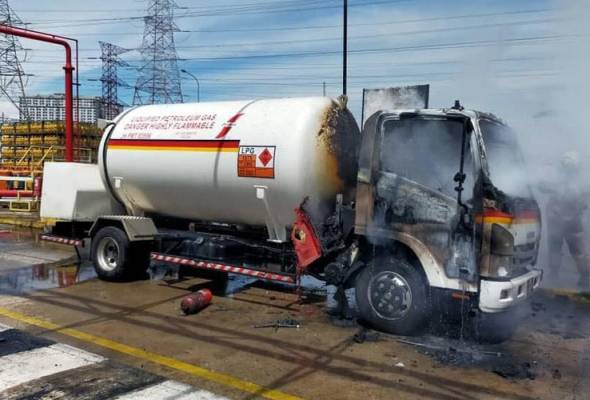 Pemandu Melecur Lori Gas Lpg Terbakar Astro Awani