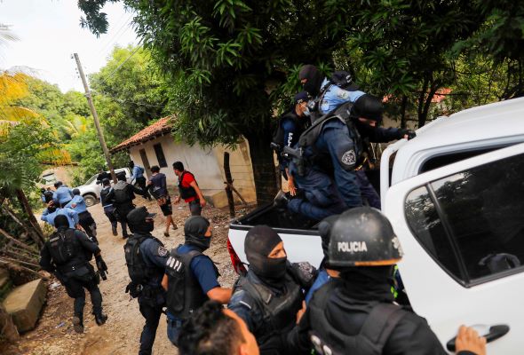 Honduran police arrest five after mob of 600 lynches Italian man 