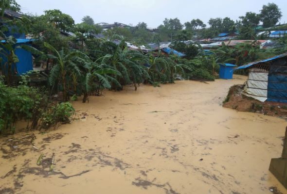 'This is like a nightmare': Thousands displaced as floods hit Bangladesh Rohingya camps