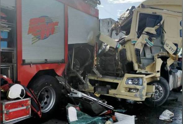 Pemandu Treler Cedera Langgar Jentera Bomba Astro Awani