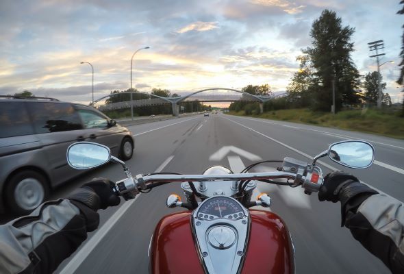 How blind spot warnings could be displayed directly in motorcycle mirrors