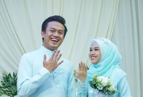 Tiga Tahun Menjalin Cinta Azzam Sham Sheryl Shazwanie Ikat Tali Pertunangan Astro Awani